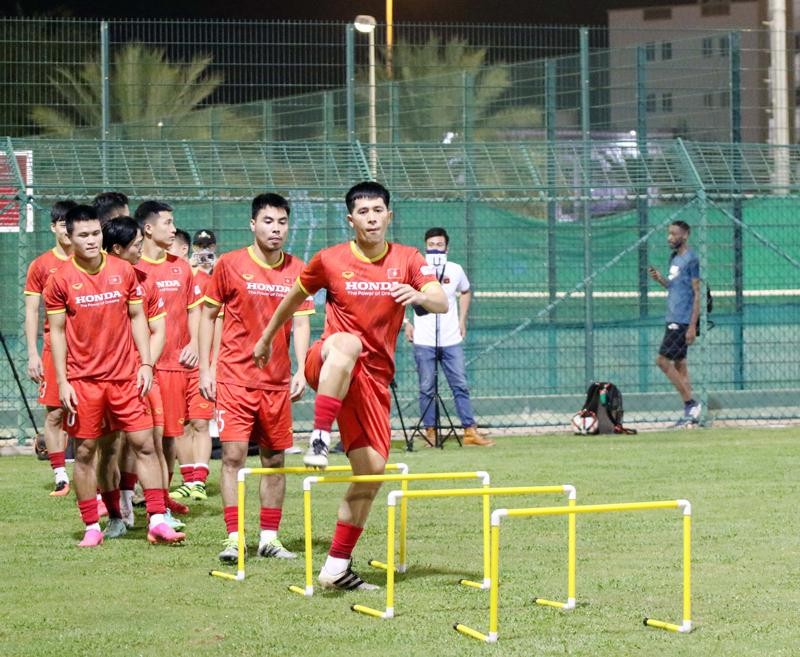 ĐT Việt Nam tập buổi đầu tiên tại Oman, HLV Park Hang-seo xốc lại tinh thần các học trò