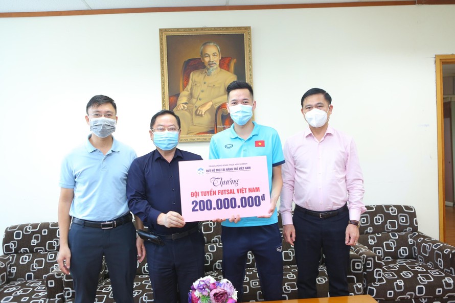 Nhà báo Lê Xuân Sơn - Tổng Biên tập báo Tiền Phong- Giám đốc Quỹ hỗ trợ Tài năng trẻ Việt Nam trao tặng 200 triệu đồng cho ĐT futsal Việt Nam. 