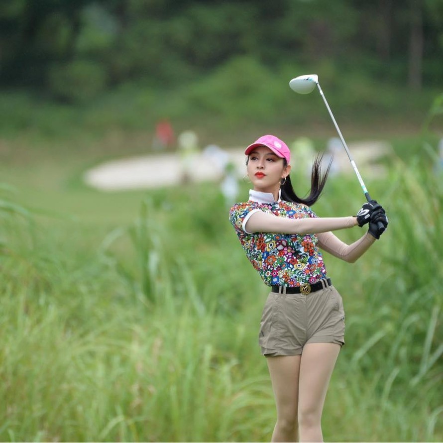 Người đẹp Lê Thanh Tú tham gia thi đấu tại Tiền Phong Golf Championship 2021