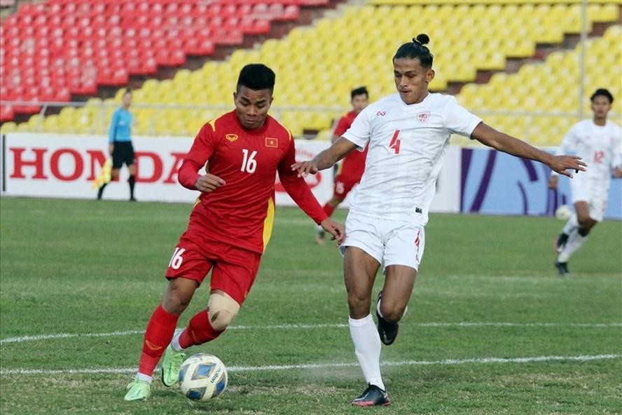 Hồ Thanh Minh (áo đỏ) trong trận đấu với U23 Myanmar.