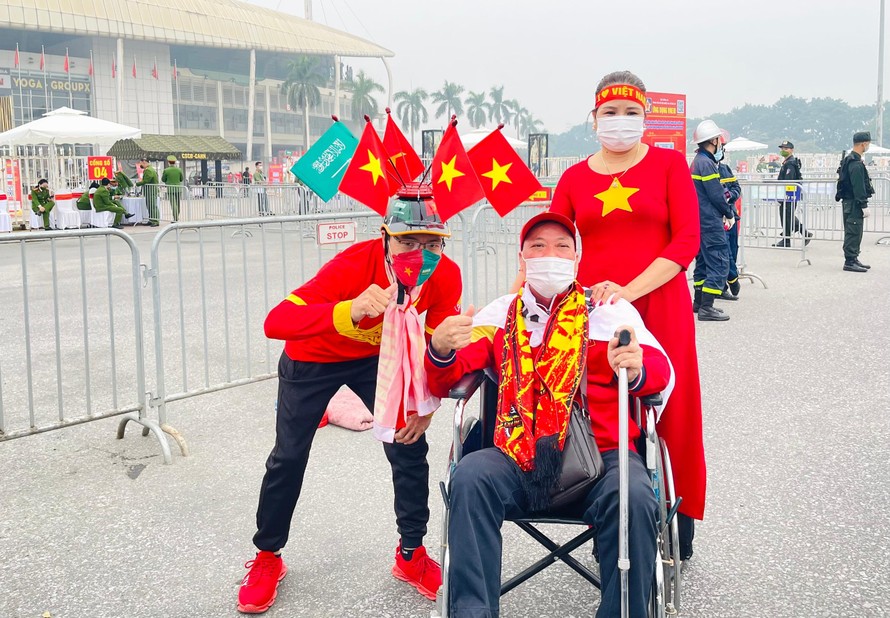 Cổ động viên ngồi xe lăn vượt quãng đường hơn 30km cổ vũ đội tuyển Việt Nam thi đấu