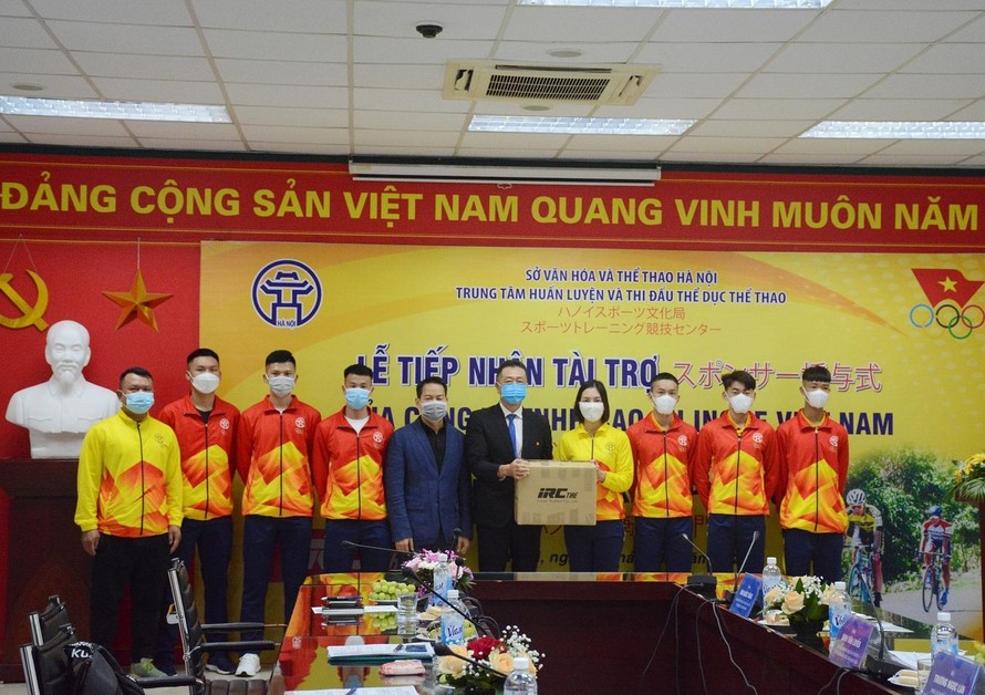 Bộ môn xe đạp Hà Nội nhận tài trợ thiết bị tập luyện trị giá gần 500 triệu đồng 