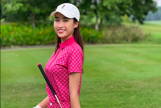 Hoa hậu Đỗ Mỹ Linh năng động trên sân golf