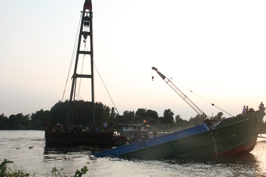 Sà lan chìm trên sông Sài Gòn, 3 người thoát chết