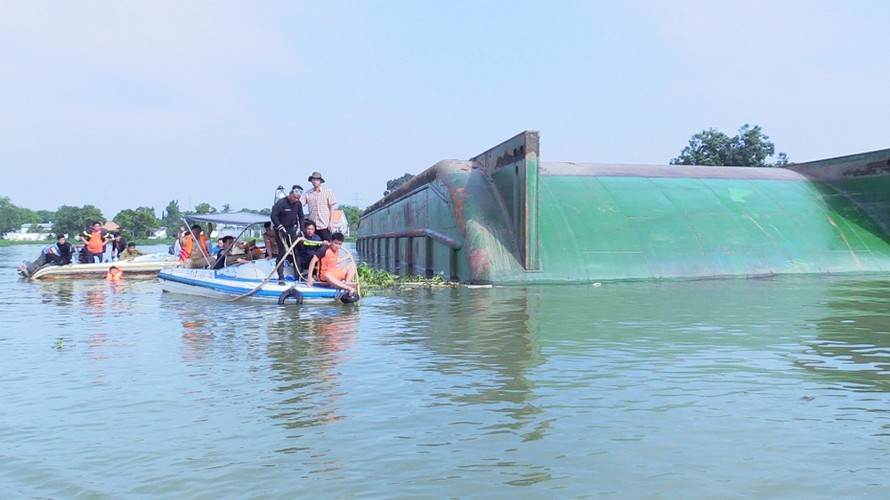 Tìm thấy thi thể thứ 3 trong vụ chìm sà lan trên sông Đồng Nai