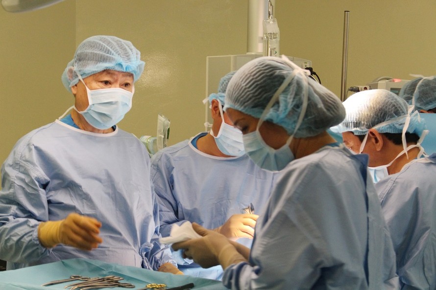 Các bác sĩ phẫu thuật cắt khối u gan cho bệnh nhi