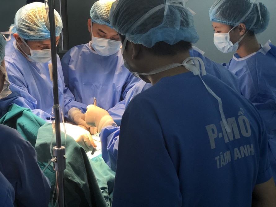 Mổ khẩn cấp cứu song thai 'tam tai' hiếm gặp trong sản khoa