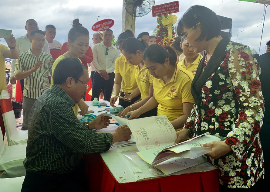 Khách hàng phấn khởi nhận 'sổ đỏ' dự án Phú Gia Huy