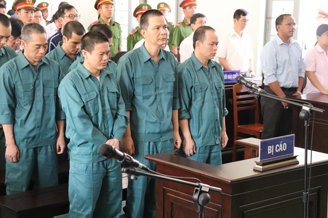 12 bị cáo bị xét xử trong đường dây buôn lậu xăng dầu khủng ở Bình Thuận