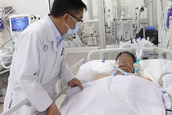 Một bệnh nhân ngộ độc Pate Minh Chay được cấp cứu ở BV Chợ Rẫy