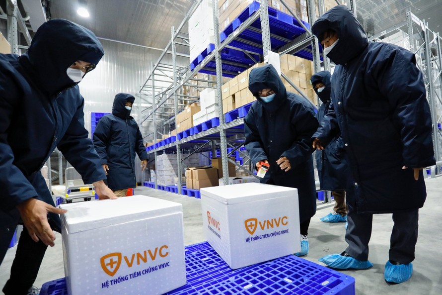 Vắc xin COVID-19 sau khi đưa vào các kiện nhỏ, sẽ được cho vào thùng xốp đưa ra sân bay vận chuyển ra Hà Nội- ảnh VNVC