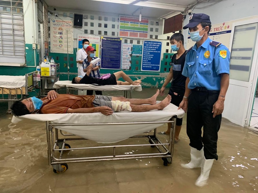 Bên trong bệnh viện ngập kinh hoàng ở Sài Gòn