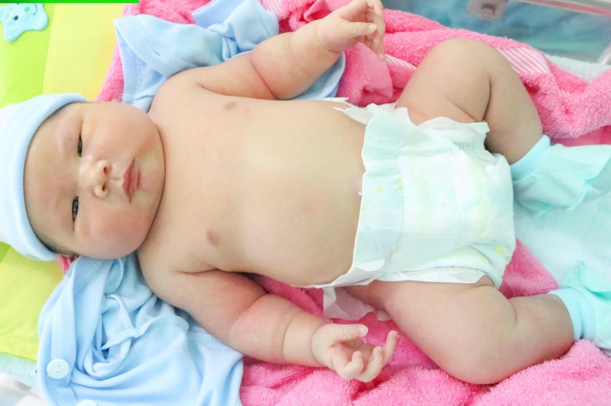 Bé trai chào đời có cân nặng 'khủng' ở Bình Phước