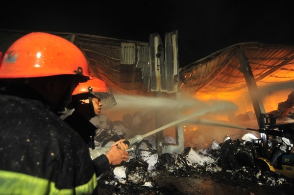 Lính cứu hỏa tích cực nhưng bất lực trước đám cháy quá lớn