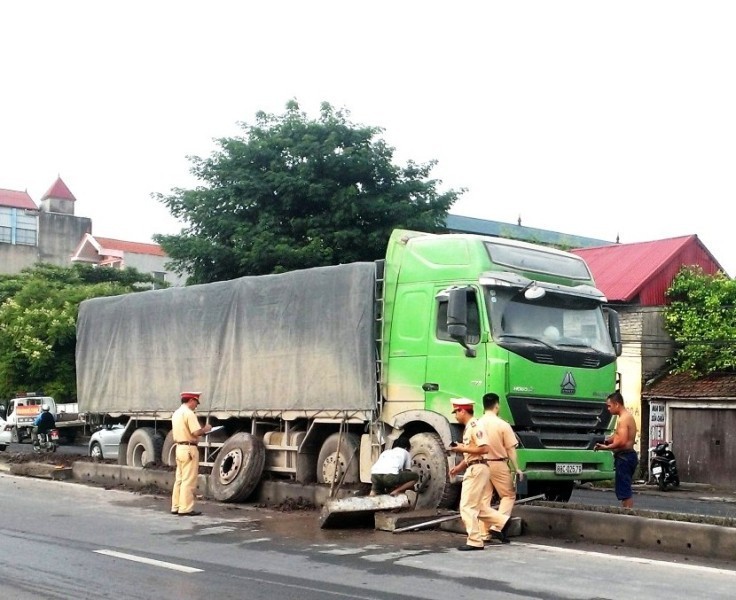 Xe tải rơi bánh sau cú 'hôn' dải phân cách 