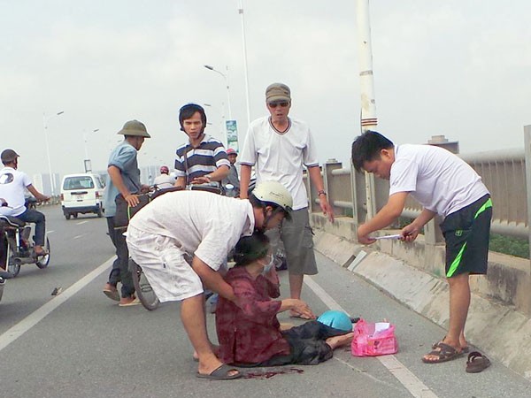 Cụ già tại hiện trường sau vụ tai nạn