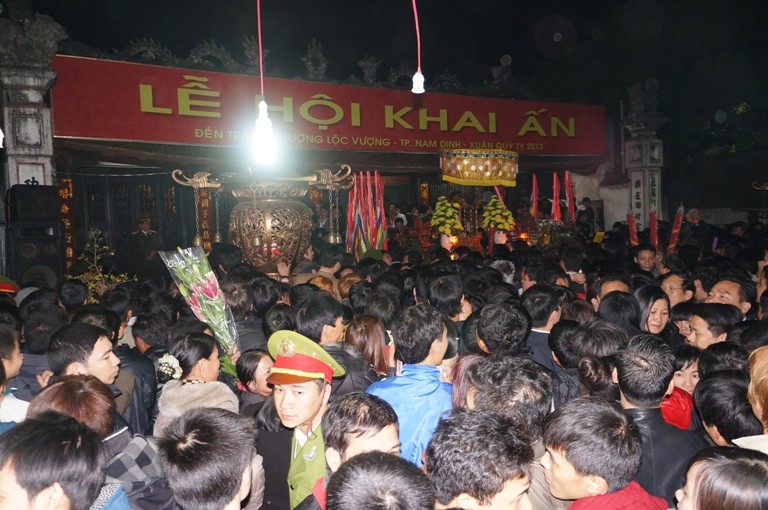 Cảnh chen lấn xô đẩy tại Lễ Khai ấn Đền Trần năm 2013. Ảnh: Minh Đức