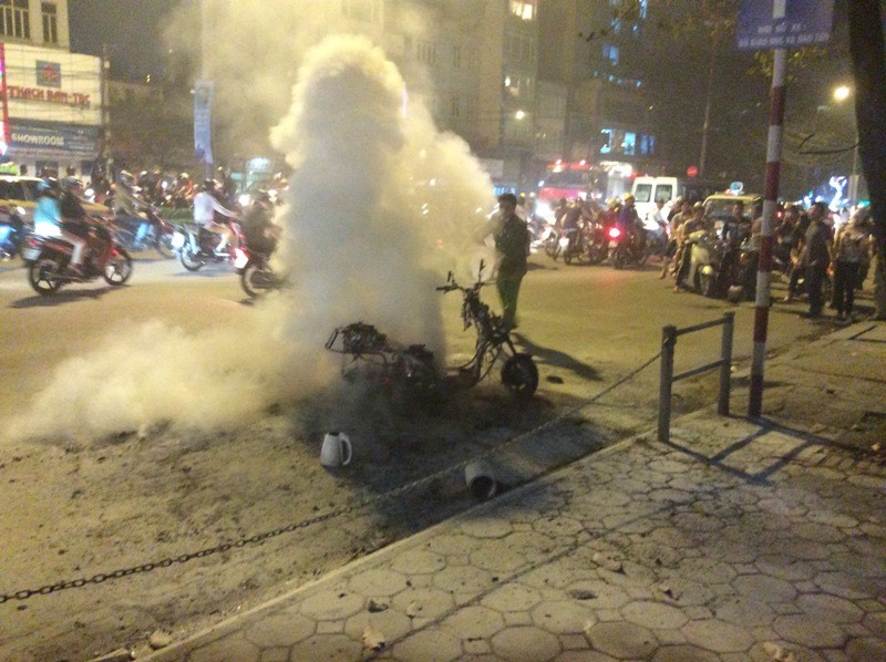 Hà Nội: Xe máy đột nhiên bốc cháy trên đường Đại Cồ Việt