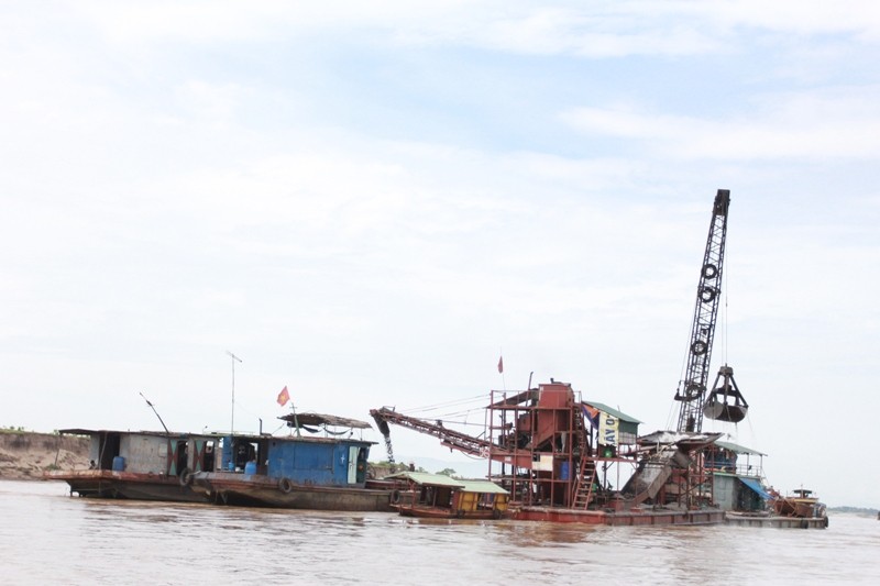 Các phương tiện khai thác cát trái phép do PV Tiền Phong ghi lại trên sông Hồng. Ảnh: Minh Đức