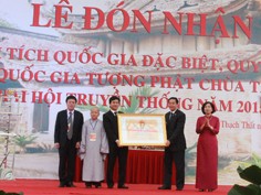 Ông Nguyễn Doãn Hoàn - Bí thư Huyện uỷ Thạch Thất (trái) đón nhận bằng xếp hạng di tích Quốc gia. Ảnh: Minh Đức