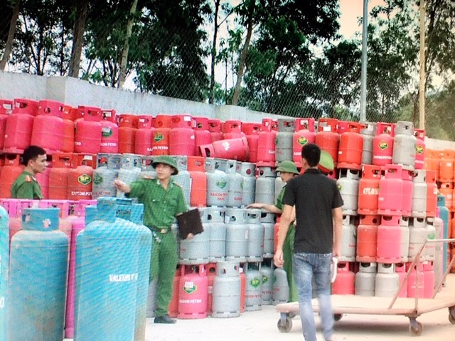 Lực lượng chức năng kiểm tra trạm chiết nạp gas của Cty TNHH Dầu khí Thanh Hóa. Ảnh: M.Đ
