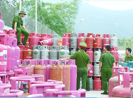 Hàng vạn bình gas bị chiếm giữ trái phép tại Cty TNHH Dầu khí Thanh Hoá. Ảnh: PLVN