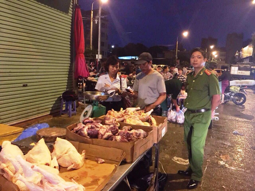 Lực lượng chức năng kiểm tra các hộ kinh doanh thực phẩm tại chợ Phùng Khoang. Ảnh: QT