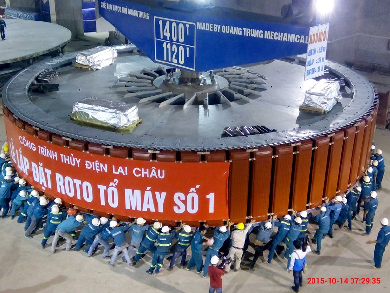 Lễ hạ đặt roto 1.000 tấn tại nhà máy thuỷ điện Lai Châu. Ảnh: MĐ