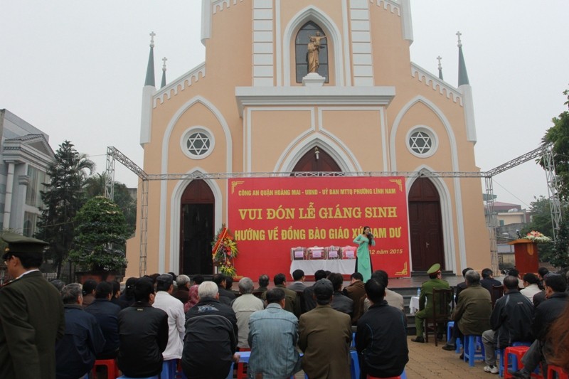 Cán bộ Công an quận Hoàng Mai tổ chức văn nghệ mừng Giág sinh tại giáo xứ Nam Dư. Ảnh: MĐ 