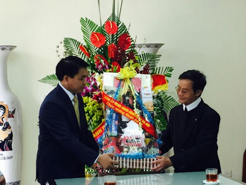 Chủ tịch UBND TP Hà Nội Nguyễn Đức Chung tặng hoa linh mục Trịnh Ngọc Hiên.