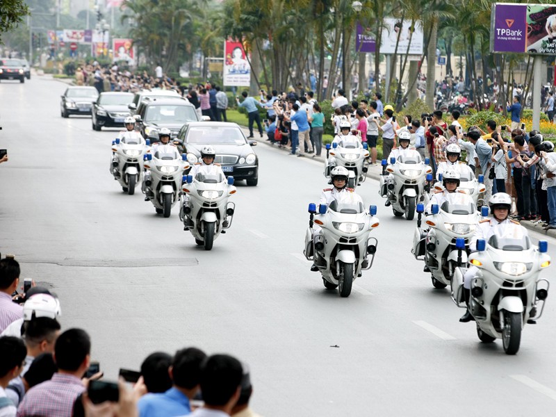 Lực lượng CSGT cùng đặc vụ dẫn đoàn trên đường phố Hà Nội. Ảnh: Như Ý 
