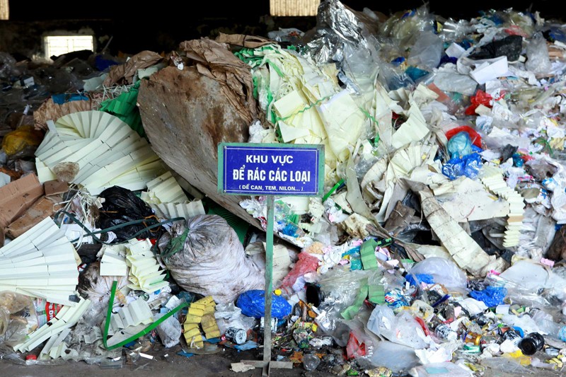 Khu vực tập kết rác thải của Cty Phú Hà