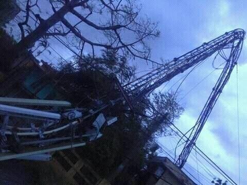 Cơn bão số 1 đã quật đổ hàng nghìn cột điện, hàng chục trạm BTS. Ảnh người dân cung cấp.