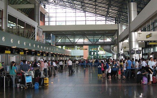 Hệ thống âm thanh và hình ảnh tại sân bay Nội Bài bị chèn tiếng Trung Quốc.