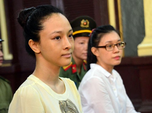 Hoa hậu Trương Hồ Phương Nga (trái) tại toà.