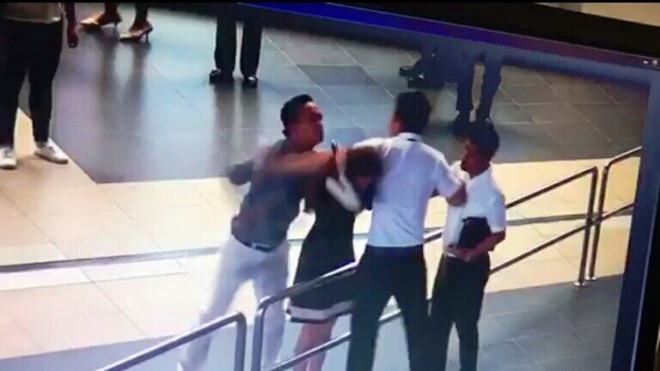 Hình ảnh xô xát tại sân bay Nội Bài. Ảnh cắt từ video clip.