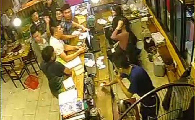 Hình ảnh nhóm thanh niên hành hung nữ nhân viên. Ảnh cắt từ video clip.