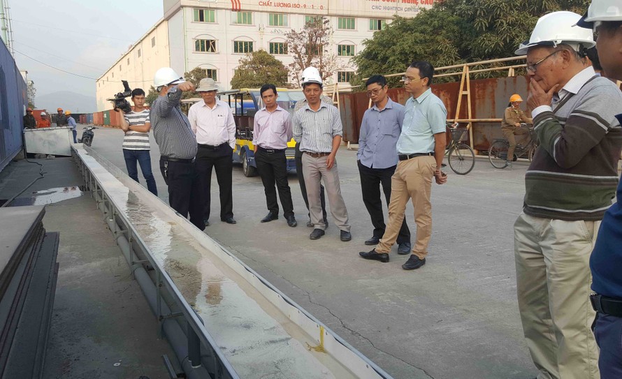 Cơ quan chức năng TP HCM thực mục sở thị cỗ máy đa năng vừa hút nước vừa vớt rác doa Tập đoàn Công nghiệp Quang Trung chế tạo.