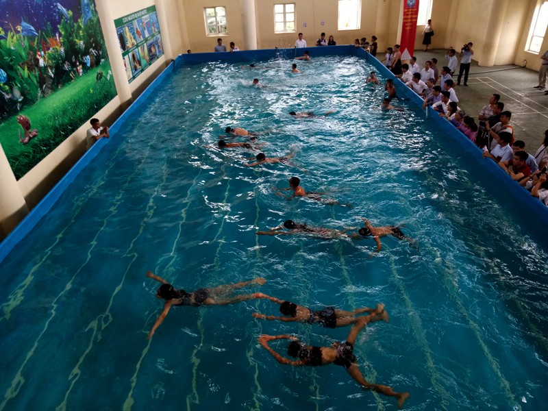 Học sinh được huấn luyện bơi tại trường tiểu học Văn Khê A, Mê Linh, Hà Nội.