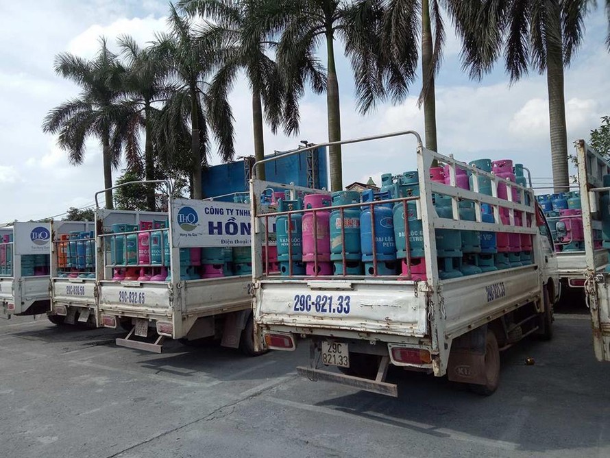 Xe ô tô tải Hồng Hà gas chiếm giữ trái phép hàng nghìn vỏ bình gas của Công ty Vạn Lộc. Ảnh: M.Đ