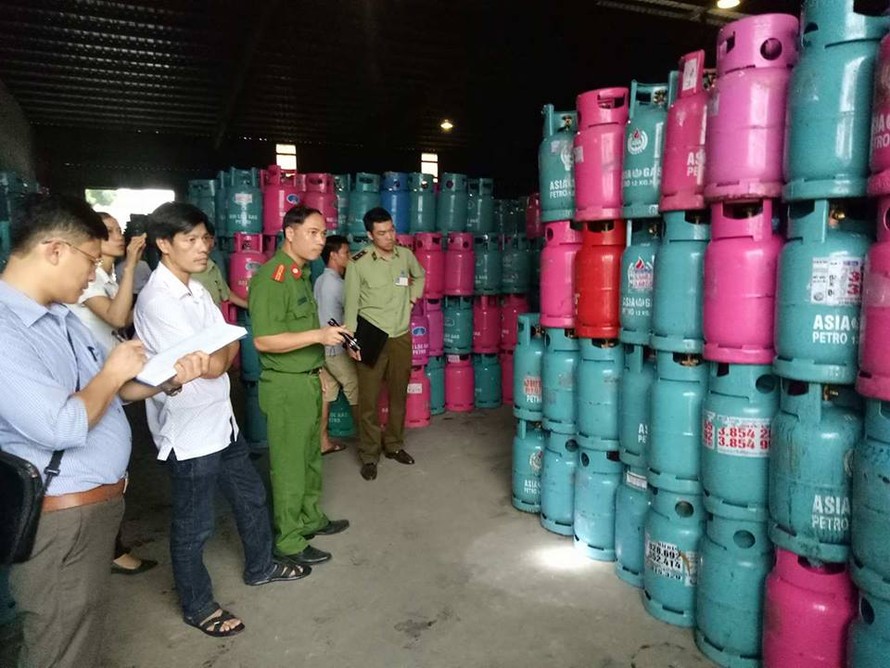 Vụ chiếm giữ trái phép vỏ bình gas tại kho hàng Dị Sử Mỹ Hào, Hưng Yên. Ảnh: M.Đ