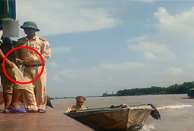 Người trong trang phục CSGT đường thủy đoạn trên sông Ninh Cơ (Giao Thủy, Nam Định). Ảnh cắt từ clip