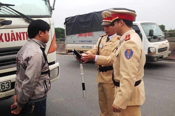 Lực lượng CSGT Ninh Bình xử lý vi phạm trên quốc lộ 1.
