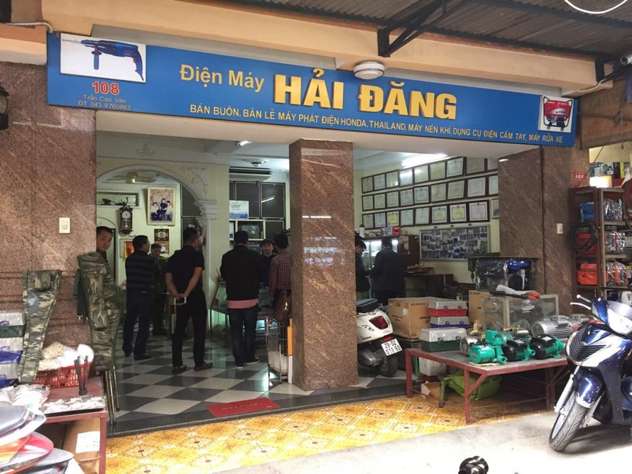 Lực lượng chức năng kiểm tra cửa hàng bán linh kiện, súng, đạn tại chợ Trời. Ảnh: M.Đ