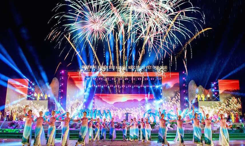 Chương trình Tự hào non nước Ninh Bình thu hút hàng nghìn khán giả.