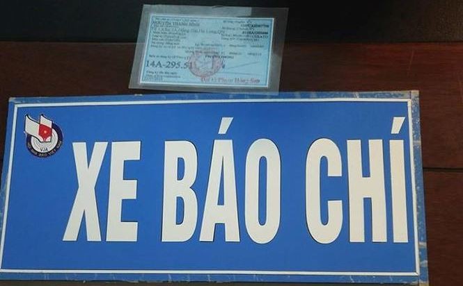 Logo báo chí trên ô tô được cơ quan chức năng tịch thu. Ảnh: M.Đ