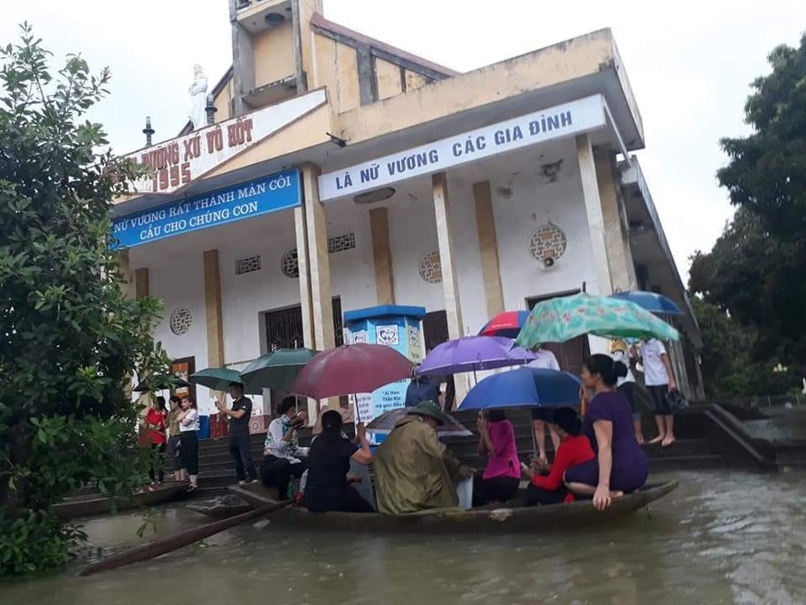 Người dân sử dụng thuyền làm phương tiện đi lại tại xã Lạc Vân, Nho Quan. Ảnh: Anna