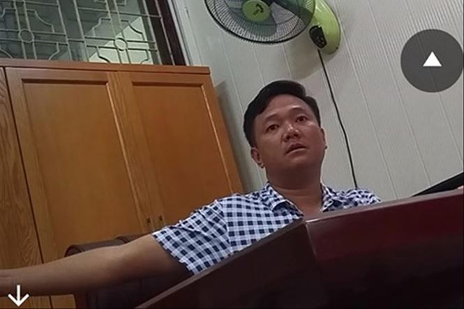Giám đốc BQL Dự án TP Hạ Long Nguyễn Công Huy dùng lời lẽ thô tục khi tiếp xúc với dân. Ảnh cắt từ video lcip.