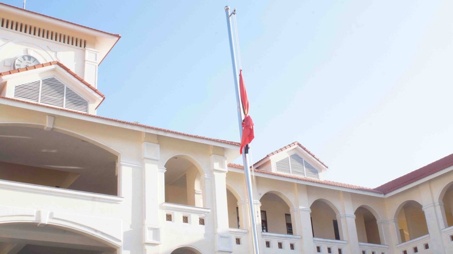 Trường THPT Kim Sơn B. treo cờ rủ từ ngày 22/9 để tưởng nhớ Chủ tịch nước Trần Đại Quang. Ảnh: Thanh Huyền