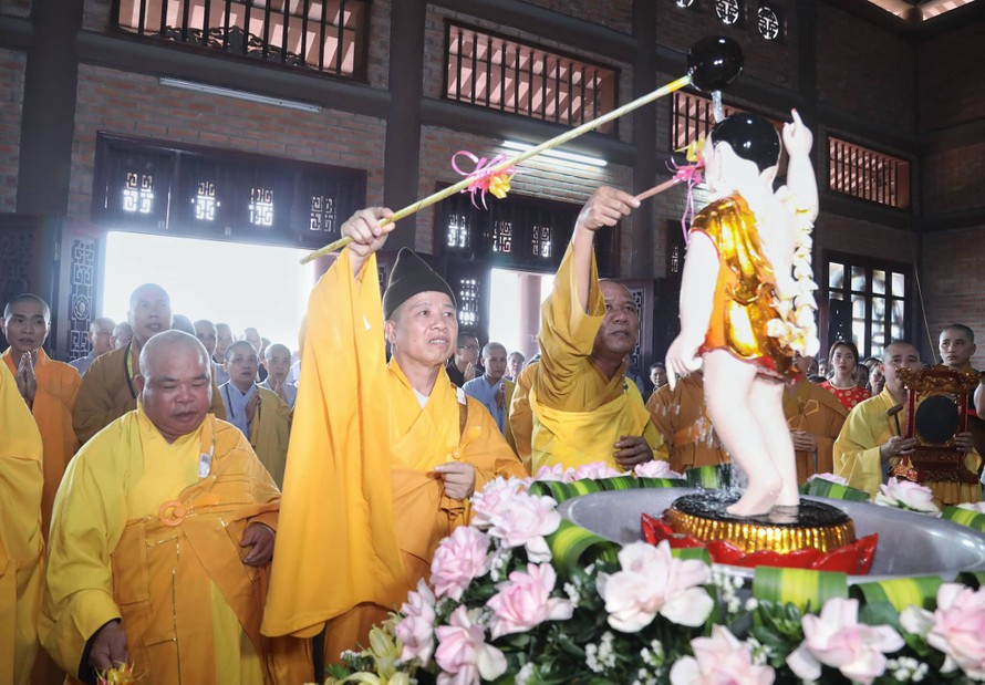 Đại diện Hội đồng trị sự Trung ương Giáo hội Phật giáo Việt Nam thực hiện nghi thức tắm Phật.
